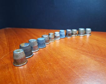 Set van 12 antieke vintage handnaaiaccessoires voor verzamelobjecten