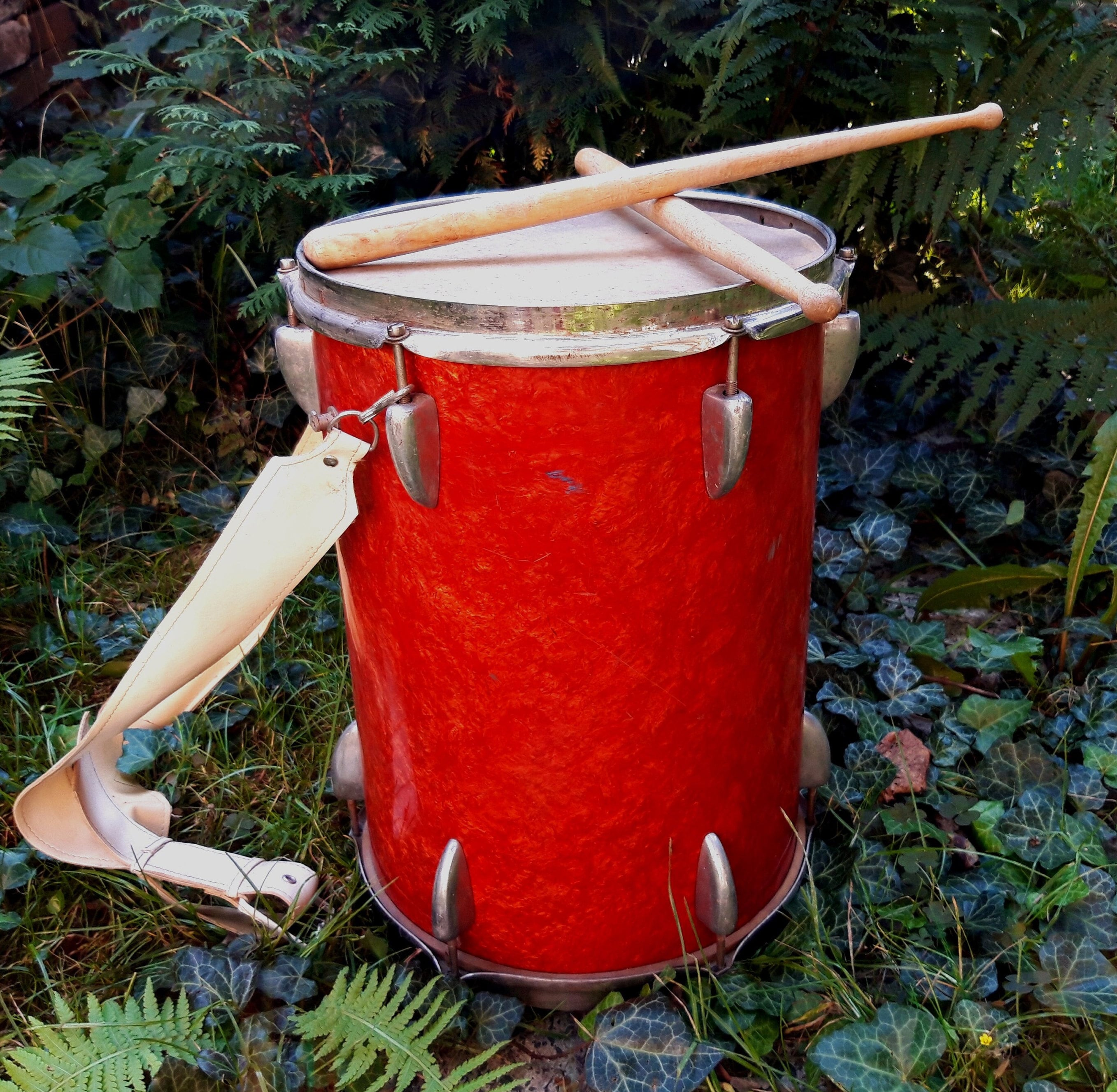 Vintage Blaskapelle und kleine Trommel: mit Naturfell, 1960s Musical Decor  - Etsy Österreich, image size:2714x2654