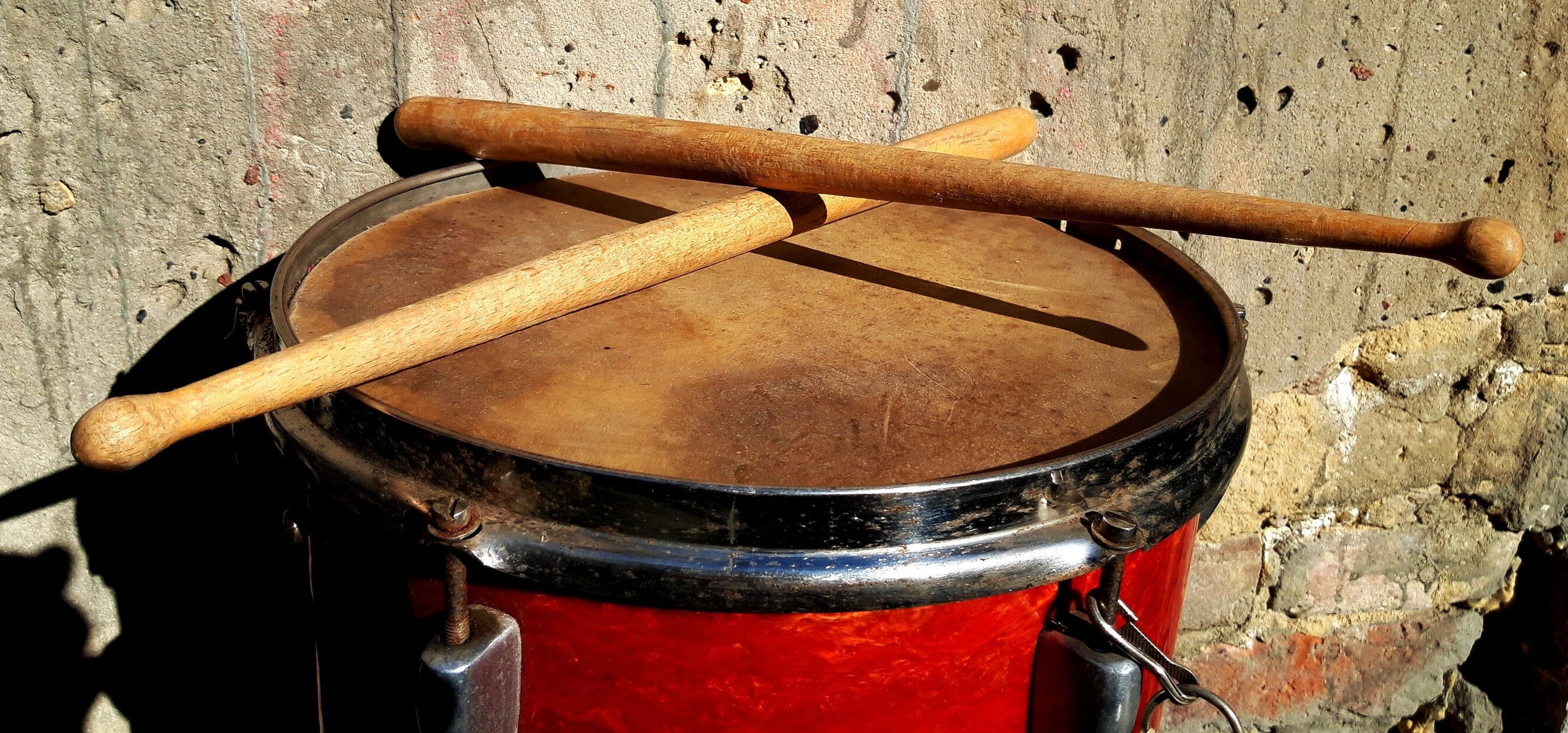 Vintage Blaskapelle und kleine Trommel: mit Naturfell, 1960s Musical Decor  - Etsy Österreich, image size:2666x1247