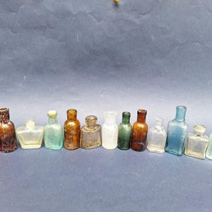 Set di 12 antiche bottigliette da farmacia del XIX secolo