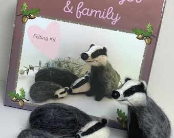 Op de afbeelding: Een viltset met een familie dassen. De set bevat vier dassenfiguren: een moederdas, een vaderdas en twee baby dassen. De set heeft de titel "Billy Badger & family" en bevat de woorden "Felting Kit".
