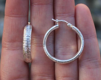 Sterlingzilver 925 gezwollen holle geribbelde getextureerde oorringen - tweedehands (3,7 g)