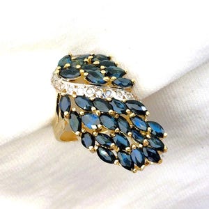 Anello cocktail personalizzato Estate in oro giallo 14 carati, pesante 9,7 g, con zaffiro autentico e diamanti, misura 6.5. Grande e vistoso, marcato 14k 14kt, sembra nuovo, perfetto come regalo.