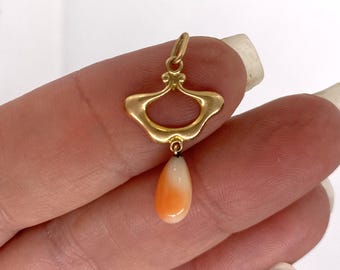 Pendentif en corail en or jaune 14 carats, marqué 14 carats, solide, 14 carats, 1,0 g, vintage, milieu du siècle, des années 1960, paire de boucles d'oreilles clip à fond vissé disponibles