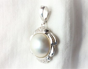 Pendentif rehausseur de diamants et de perles de Mabe véritables en or blanc 14 carats s'ouvrant sur 1,25 po. de long 4,4 g poinçonné 585 14 carats 14 carats grand pour collier cadeau