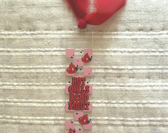 Segnalibro acrilico a scacchi rosa "Hot Girls Read Smut"