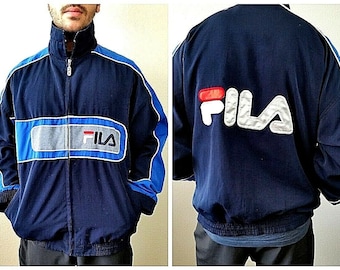 Vintage jaren 90 FILA Spell Out LOGO Voor/achter ZIP Satijn Marine Retro Blauw Trainingsjack Mesh - Maat L