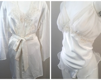 Vintage jaren '80'/90 Gold Label BRIDAL Victoria Secrets WEDDING 2pc Satijn &Frilly Lace Hi-Cut Romper Teddy Pailletten Parels Mini Robe Set M / L