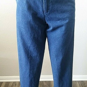 Pu&ograve; includere: Un paio di jeans blu scuro a gamba dritta.