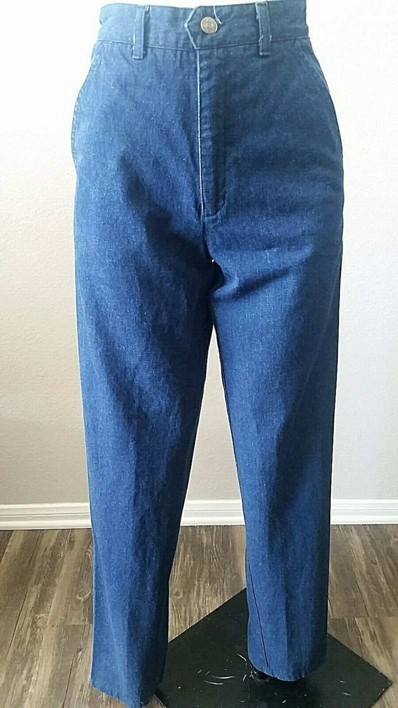 Pu&ograve; includere: Un paio di jeans blu scuro a gamba dritta.