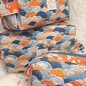 Set di pochette trapuntate fatte a mano, con stampa a onde giapponesi e astuccio imbottito per il trucco.