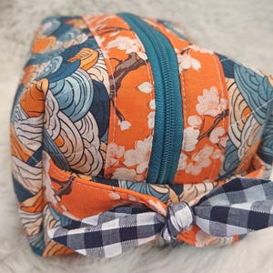 Neceser acolchado hecho a mano con estampado de olas japonesas.