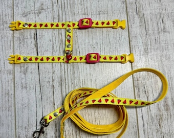 Set bestaande uit harnas en riem voor fretten. Felgeel met watermeloenprint