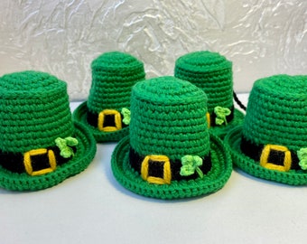 costume for small pets. pet costumes for a photo shoot. Green knitted ferret hat for St. Patrick's Day. Leprechaun.