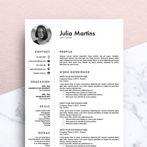 Może przedstawiać: Czarno-biały szablon CV z profesjonalnym zdjęciem kobiety. CV zawiera dane kontaktowe, wykształcenie, umiejętności, doświadczenie zawodowe i sekcję profilu. Tekst "the french resume" znajduje się na dole strony.