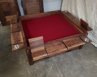 Könnte beinhalten: Ein großer, hölzerner Spieltisch mit einer roten Filzoberfläche und mehreren eingebauten Fächern. Der Tisch hat eine Schublade und Becherhalter an den Seiten.