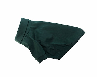 Puede incluir: Una camiseta para perro de color verde oscuro con un cuello doblado.