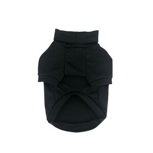 Puede incluir: Jersey negro de cuello alto para mascota. El jersey tiene cuello alto y un corte holgado.