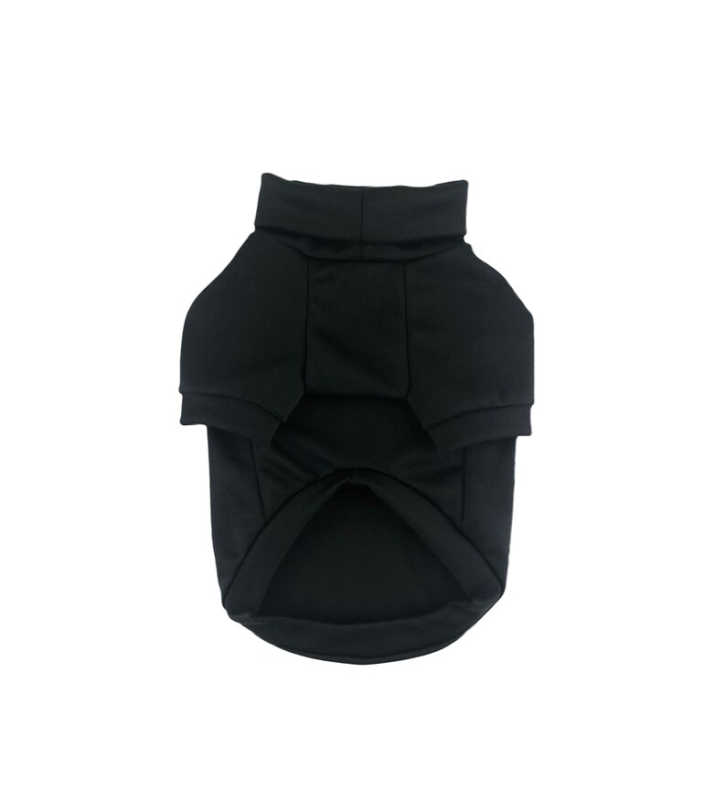 Puede incluir: Jersey negro de cuello alto para mascota. El jersey tiene cuello alto y un corte holgado.