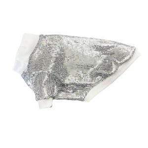Op de afbeelding: Een huisdierentrui met een zilveren pailletten achterpand en effen witte stof aan de onderkant, kraag en mouwboorden. Het kledingstuk is ontworpen met een opstaande kraag en korte mouwen en heeft een reflecterende, metallic afwerking.