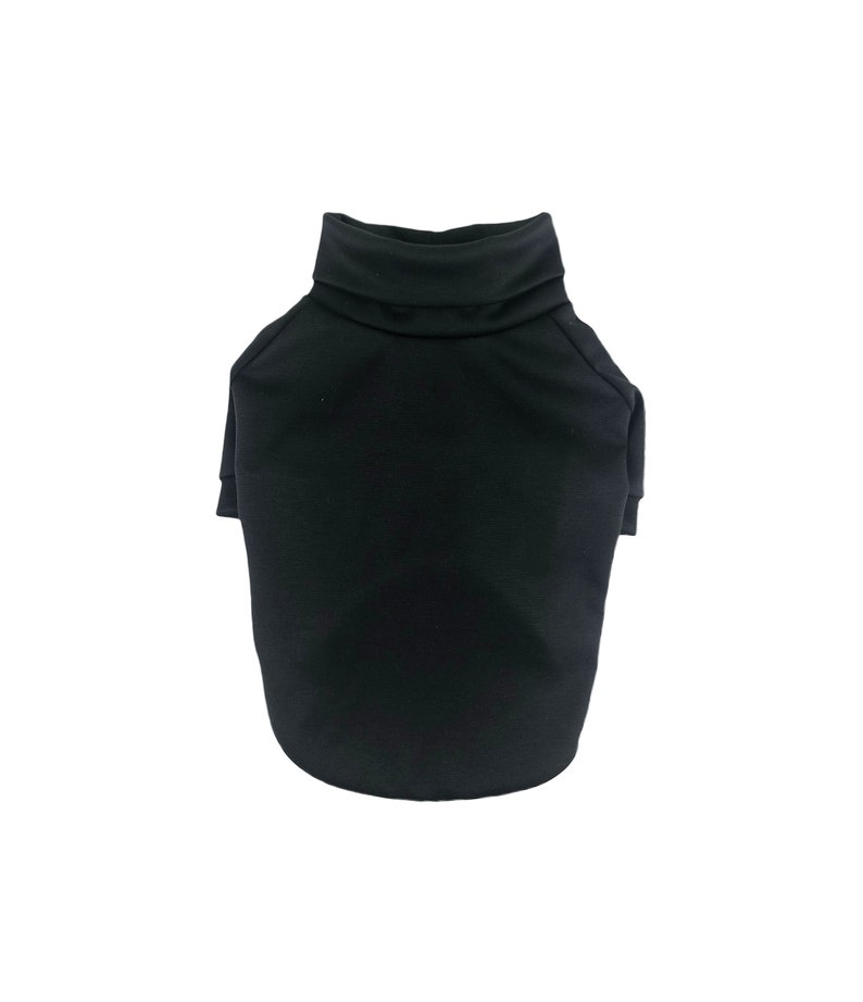 Puede incluir: Un jersey de cuello alto negro para una mascota. El jersey tiene un cuello alto y est&aacute; hecho de un tejido suave y el&aacute;stico.