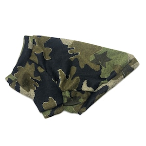 Puede incluir: Jersey para perro de camuflaje con un patrón de estrellas en tonos verdes, marrones y negros.