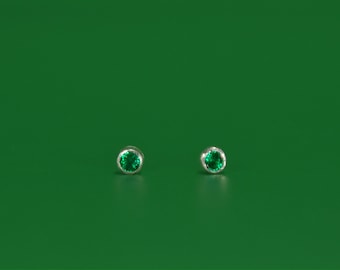 Pendientes de plata de ley con piedra de nacimiento de esmeralda