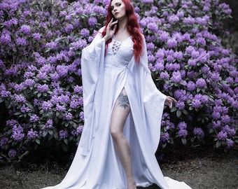 Astralis – Abito da sposa elfico bianco con cappuccio e maniche svolazzanti