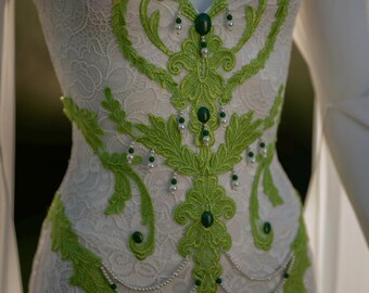 緑の刺繍が施されたエルフのウェディングドレス – 森での結婚式