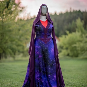 Robe de sorcière galaxie avec capuche Robe d&#39;évasion cosmique violette Robe de mariée alternative avec imprimé céleste et manches en mousseline Prête pour le rituel
