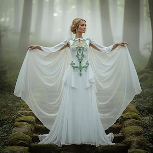 Robe elfique de mariée avec broderies vertes – Rituel de mariage, elopement, nature, fantasy – Sur mesure