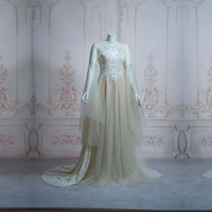 abito da sposa elfico fantasia medievale barocco perline pietre gotico maniche campane lungo strascico tulle scollo a cuore