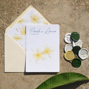 Tarjetas de invitación de boda con ilustración de acuarela de frangipani floral
