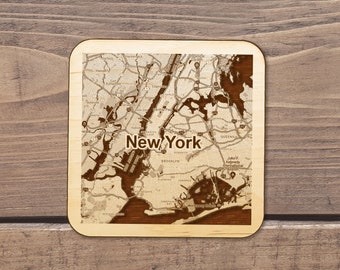 ¡Cualquier ciudad disponible como posavasos de madera con mapa de la ciudad de Nueva York! Juego de posavasos personalizados gratis.