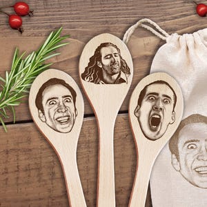 La faccia di Nicolas Cage sui cucchiai di legno. Cose divertenti su Nic Cage. Meme per i fan. Regali di compleanno.