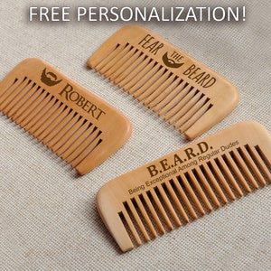 Puede incluir: Tres peines de madera con diferentes grabados personalizados. El primer peine dice "Fear the Beard" con un icono de barba. El segundo peine dice "Robert" con un icono de barba. El tercer peine dice "B.E.A.R.D. Being Exceptional Among Regular Dudes".