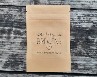 Sacchetto richiudibile con scritta "A Baby is Brewing Coffee" (Un bambino sta preparando il caffè) - Nome personalizzato, data, bomboniera per baby shower.