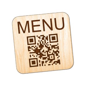 Puede incluir: Un letrero cuadrado de madera clara con esquinas redondeadas que presenta la palabra MENU en letras may&uacute;sculas de color marr&oacute;n oscuro en la parte superior y un c&oacute;digo QR marr&oacute;n oscuro impreso en el centro para escanear informaci&oacute;n.