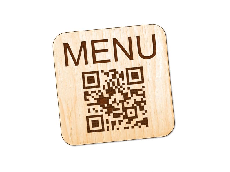 Puede incluir: Un letrero cuadrado de madera clara con esquinas redondeadas que presenta la palabra MENU en letras may&uacute;sculas de color marr&oacute;n oscuro en la parte superior y un c&oacute;digo QR marr&oacute;n oscuro impreso en el centro para escanear informaci&oacute;n.