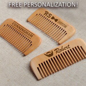 Puede incluir: Tres peines de madera con grabados personalizados. Los peines son de color marrón claro y tienen un acabado de madera natural. Los grabados incluyen los nombres "Cunningham", "RS" con una corbata de lazo y "Robert" con un icono de barba.