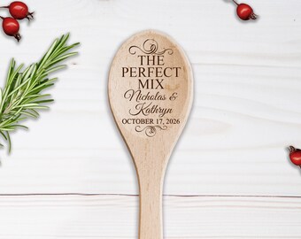 Recuerdos de boda personalizados con cuchara de madera grabada para despedida de soltera