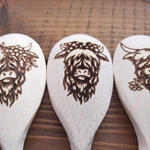 Puede incluir: Tres cucharas de madera con un dise&ntilde;o de vaca Highland quemado en la parte delantera de cada cuchara. Los dise&ntilde;os de vaca son diferentes en cada cuchara.