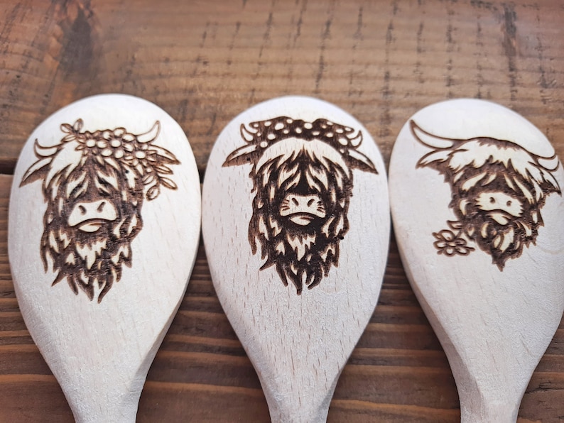 Puede incluir: Tres cucharas de madera con un dise&ntilde;o de vaca Highland quemado en la parte delantera de cada cuchara. Los dise&ntilde;os de vaca son diferentes en cada cuchara.