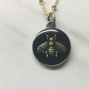 Bee picture button, vintage Gucci