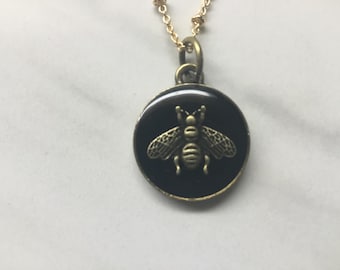 Bee picture button, vintage Gucci
