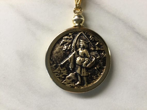 Victorian Fisherwoman, Victorian picture button