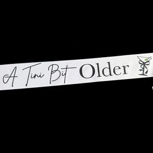 Stijlvol Een Tini Bit Oudere verjaardagssjerp I zwarte strik en martiniglas I 21e verjaardag I 30e verjaardag I All Birthday Celebration-sjerp