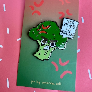 Puede incluir: Un personaje de dibujos animados de brócoli verde con una expresión de enojo y un globo de diálogo que dice "¡ESO ME HACE VAPORAR MI BRÓCOLI!"  El pin está sobre un fondo verde y rojo con el texto "pin by amanda bell".