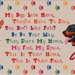 Próbnik „My Dogs Live Here” – dla miłośników rottweilerów – daj znać gościom, kto powinien zamieszkać w Twoim domu. Szwy = 148 szer. x 113 wys. Na papierze 14 ct = 10,5 x 8 cali
