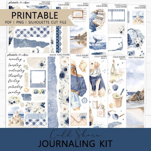 Può includere: Un kit di journaling stampabile a tema costiero, con illustrazioni ad acquerello ed elementi decorativi nei toni del blu e del bianco. Include vari adesivi per planner, nastro washi ed elementi di scena. Il testo "PRINTABLE" e "Cold Shore JOURNALING KIT" sono visibili.